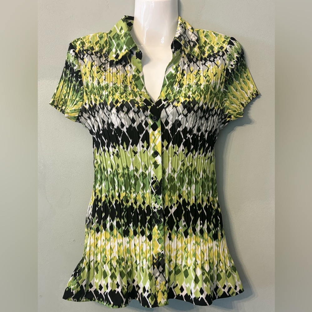 Apt. 9. Gorgeous, vibrant greens, black, and white. Stretchy pleats for comfort.